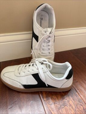 No Boundaries White and Black Low-Top Women's Sneakers with Gum Sole